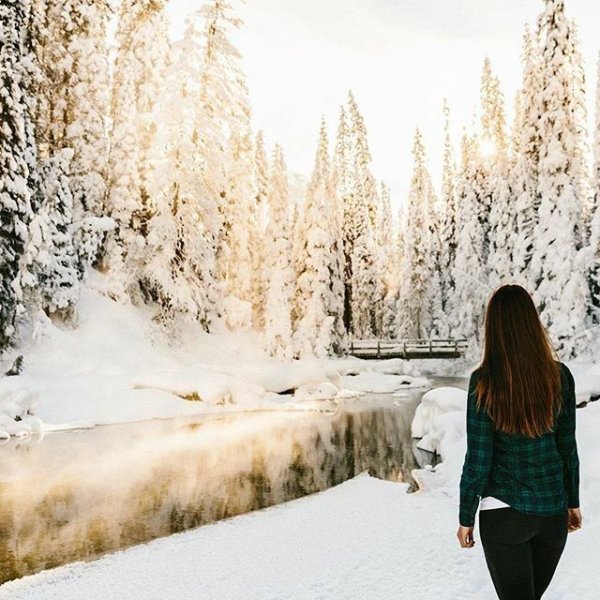 Девушка на зимнем пейзаже