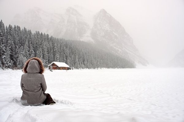 Девушка в горах зимой
