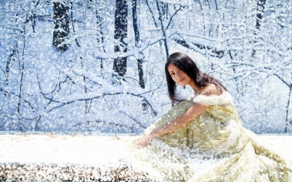 Девушка в снегу