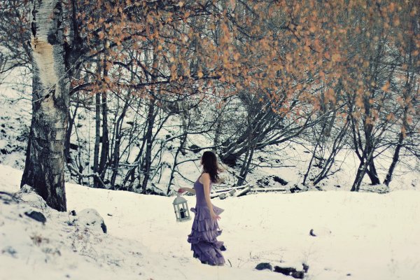 Девушка в зимнем лесу со спины