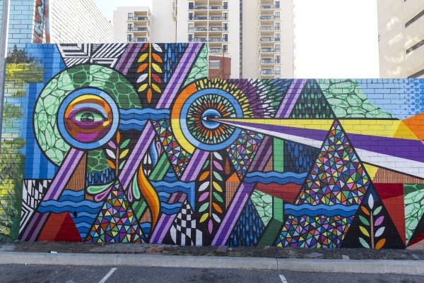 Расписанные стены на улице