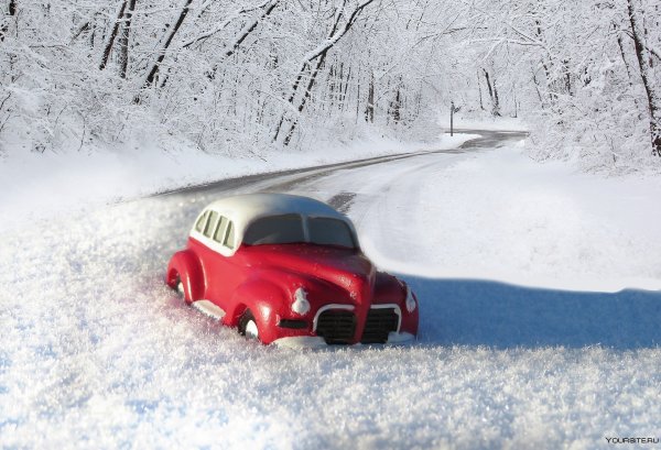 Машина на заснеженной дороге