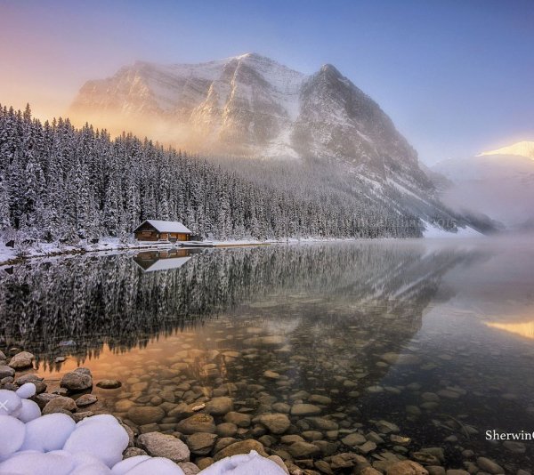 Зимнее озеро в горах