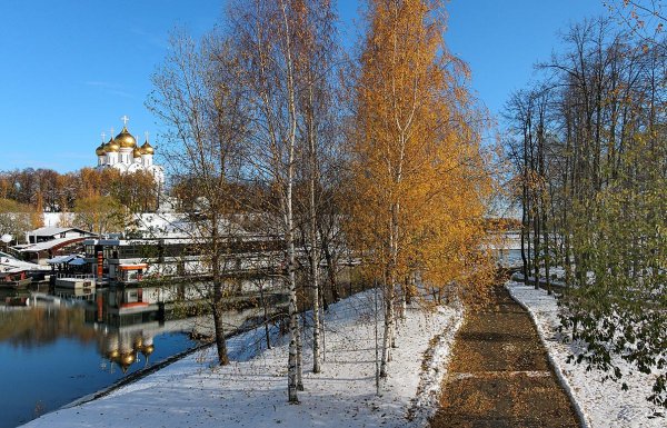 Церковь город Саянск поздняя осень