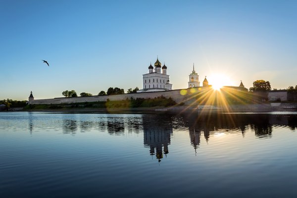 Псковский Кремль вид с реки Великой