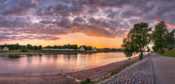 Живописная набережная Псков