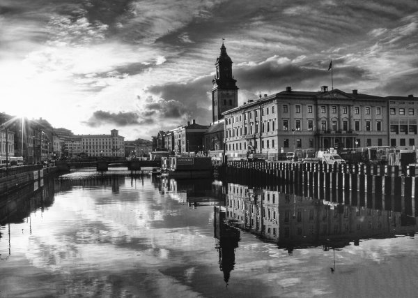 Черно белый город