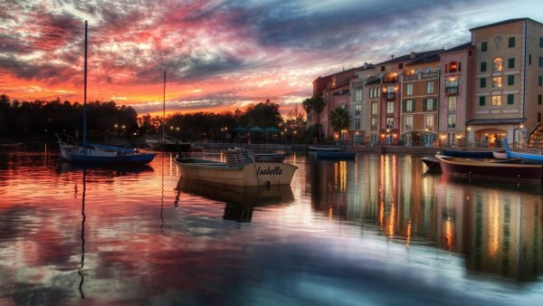 Отражение города в воде