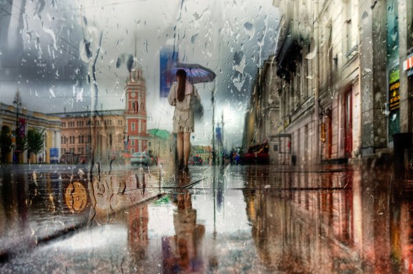 Городское отражение в луже дождь