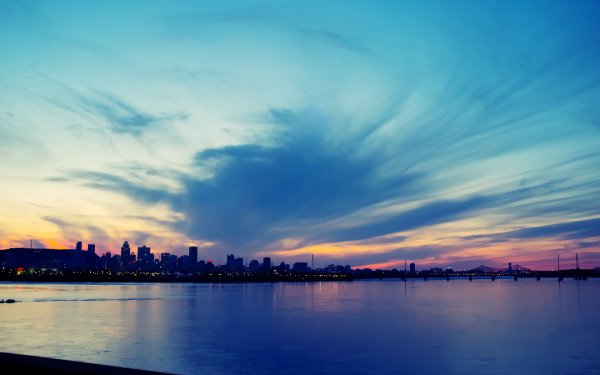 Голубой закат в городе