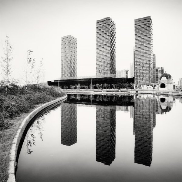 Серая улица