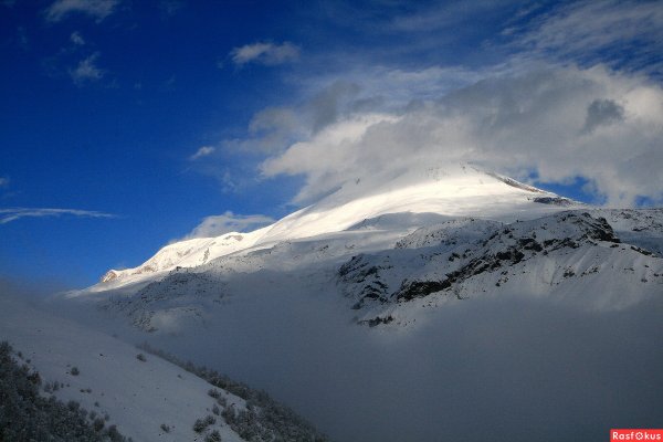 Эльбрус в облаках