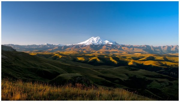 Эльбрус и кавказский хребет