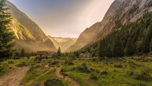 Пейзаж горы деревня Долина