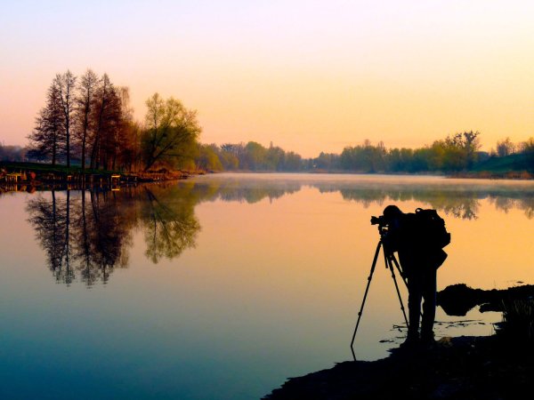 Фотографирует пейзаж