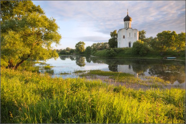 Храм Покрова на Нерли рассвет