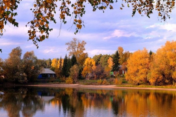 Река и Золотая осень в деревне