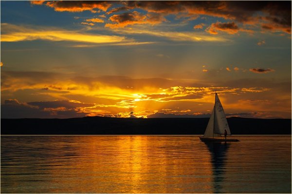 Яхта на закате