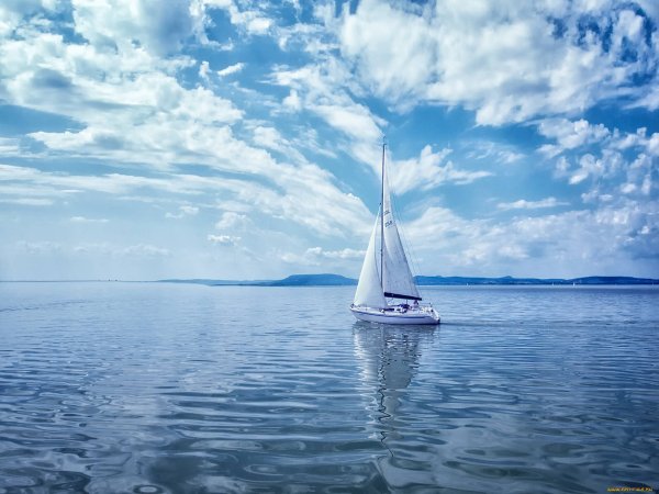 Маленький корабль в море