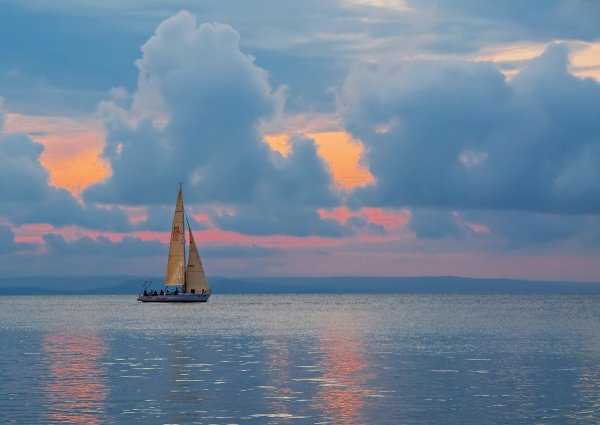 Парусник вдалеке