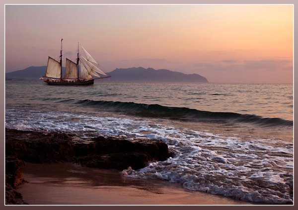 Скалы море яхта