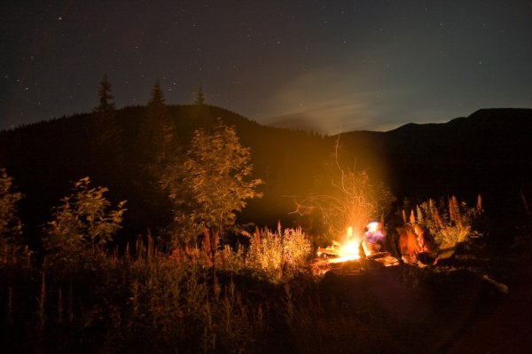 Костер в горах ночью