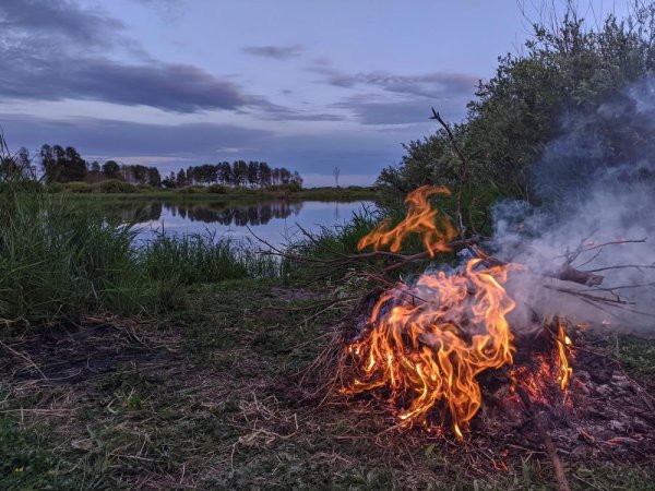 Костер на берегу озера