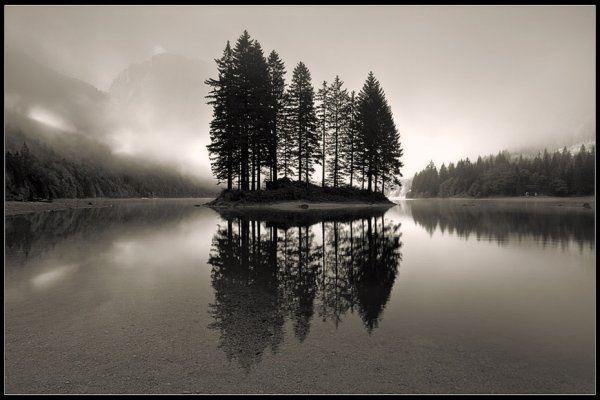 Пейзаж озеро черно-белый
