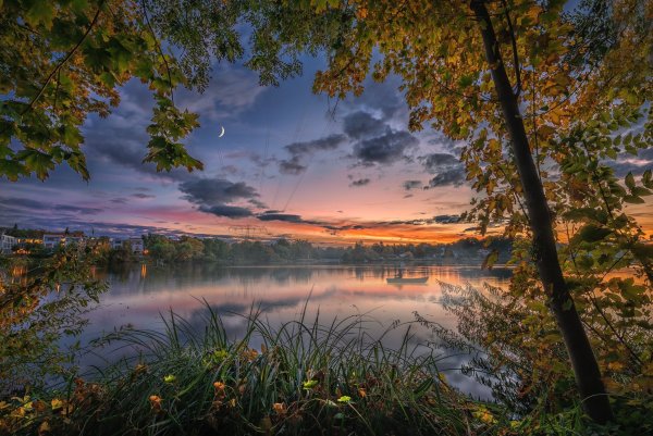 Осенний закат на озере