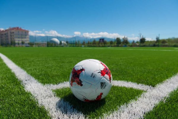 Футбольный мяч на площадке