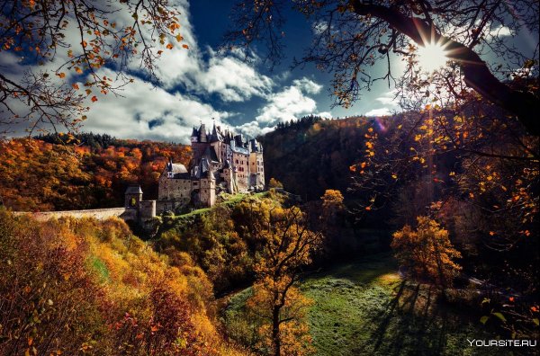 Замок Эльц в Германии осенью