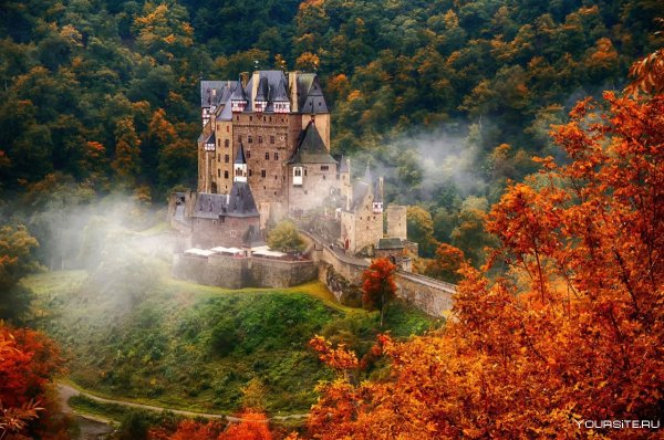 Замок Эльц в Германии осенью