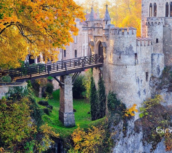 Замок Лихтенштейн осень