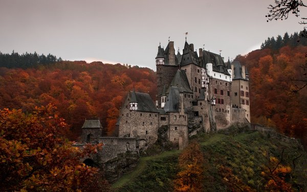 Замок Нойшванштайн («новый Лебединый Утес») в Германии;