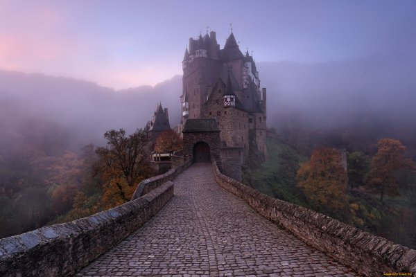 Замок Эльц Германия в тумане