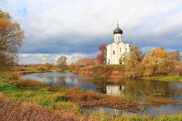 Храм Покрова на Нерли золотой осенью