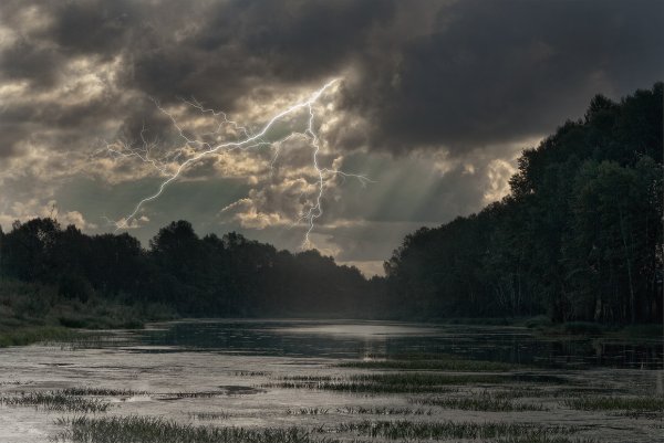 Гроза на озере