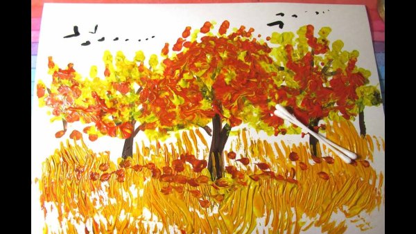 Рисование осени ушными палочками