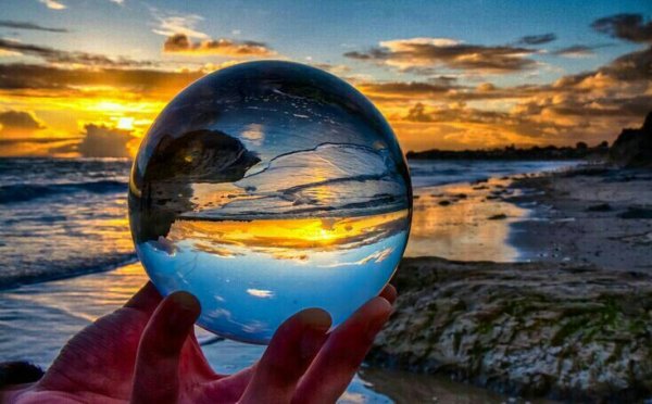 Стеклянный шар на закате
