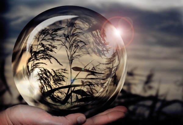 Стеклянный шар в руке
