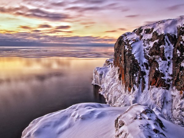 Заснеженный обрыв