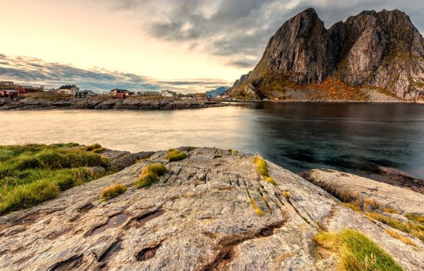 Скалы в снегу