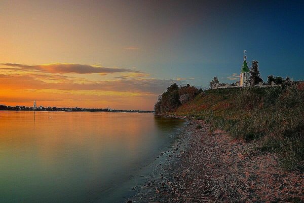 Церковь на берегу реки река Волга