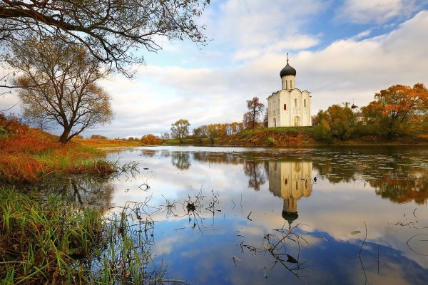 Храм Покрова на Нерли осень