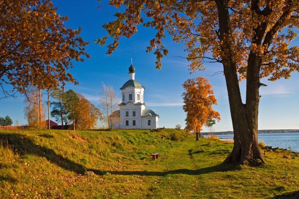 Осенний православный храм в Архангельской области