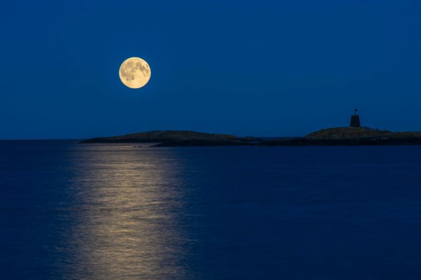 Полнолуние над морем