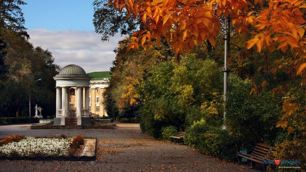 Парк Гидростроитель Волжский осень