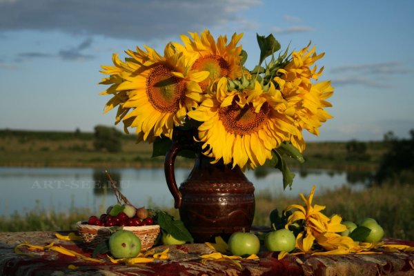 Осенний букет с яблоками и рябиной