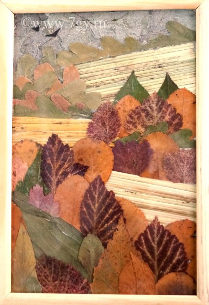 Композиция из сухих листьев