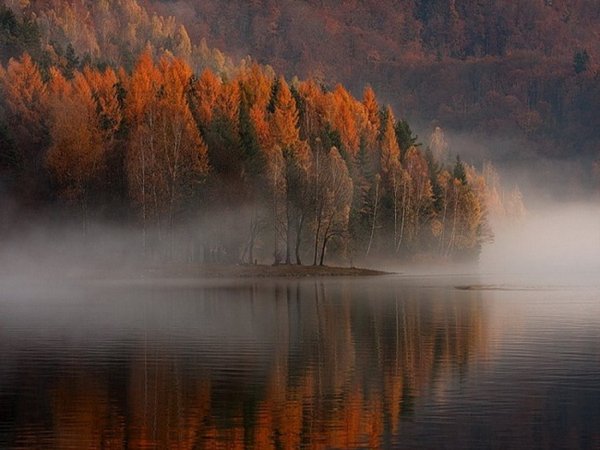 Туман над рекой осенью